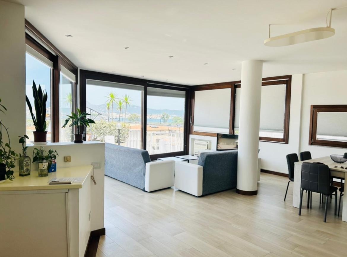 Sunny Rooftop Loft With Gorgeous Views Of ออลเบีย ภายนอก รูปภาพ
